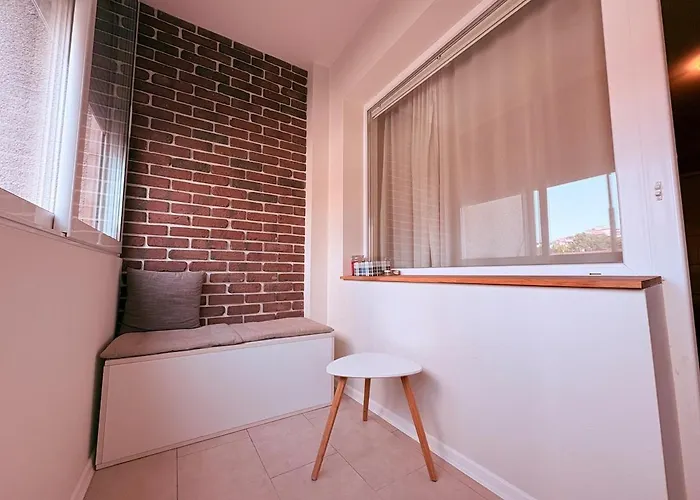 With Balcony - 10 Min To & Center * 布尔加斯