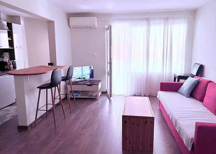 With Balcony - 10 Min To & Center 公寓 布尔加斯