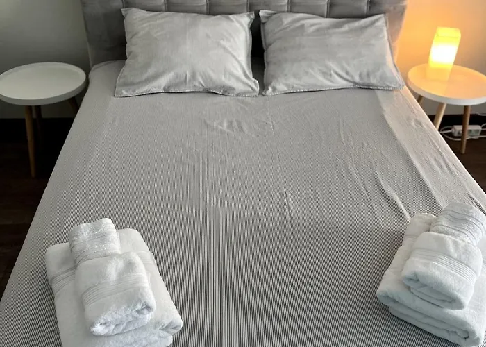 With Balcony - 10 Min To & Center 布尔加斯