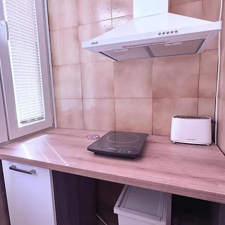 With Balcony - 10 Min To & Center شقة