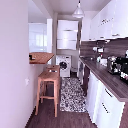 With Balcony - 10 Min To & Center * بورغاس