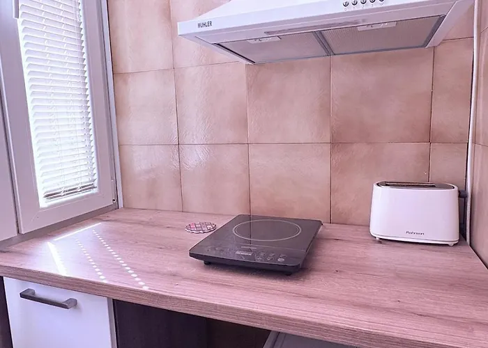 With Balcony - 10 Min To & Center شقة